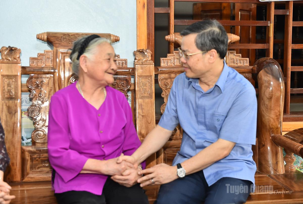 Đồng chí Nguyễn Văn Sơn, Chủ tịch HĐND tỉnh thăm gia đình bà Trần Thị Điểm, mẹ liệt sĩ Đinh Công Dương, ở thôn Liên Thành xã Sơn Dương.
