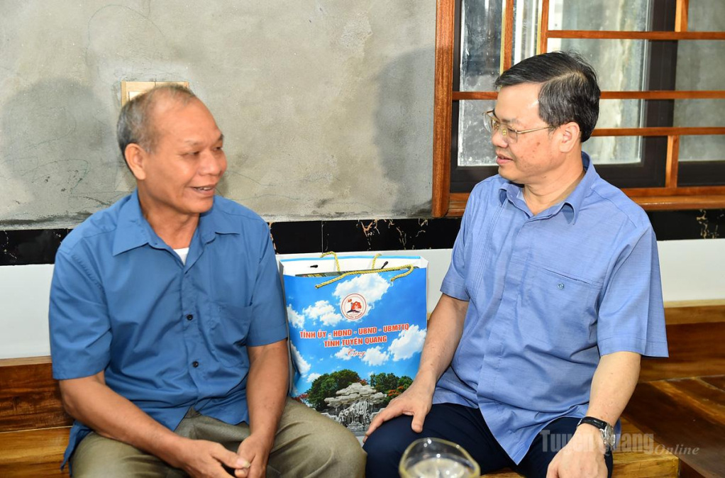 Đồng chí Nguyễn Văn Sơn, Chủ tịch HĐND tỉnh thăm, tặng quà  ông Bế Hoài Phương, thương binh, ở thôn Quan Hạ.