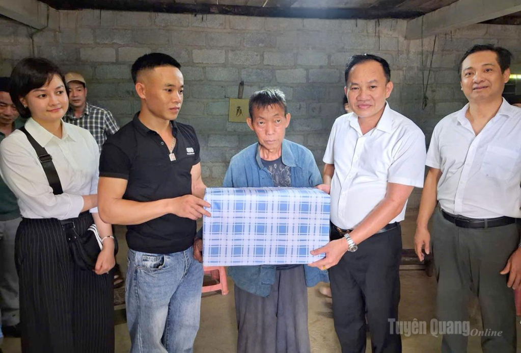 Đoàn trao kinh phí làm nhà và tặng quà hộ gia đình ông Giàng Són Chơ.