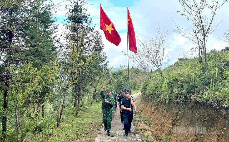 Đồn Biên phòng Thàng Tín phối hợp với lực lượng quản lý, bảo vệ biên giới Trung Quốc tuần tra từ mốc 227 đến mốc 228.