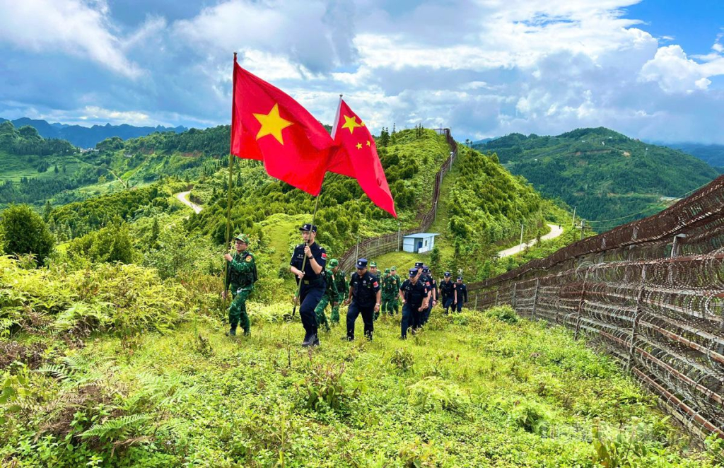 Lực lượng hai bên tuần tra đường biên giới.