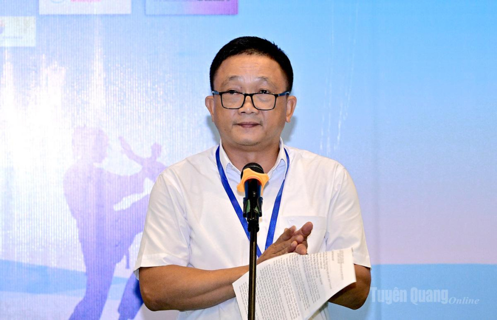 Đồng chí Trần Việt Tuyên, Phó Giám đốc Báo và phát thanh, truyền hình Tuyên Quang, Phó Ban tổ chức giải phát biểu khai mạc giải.