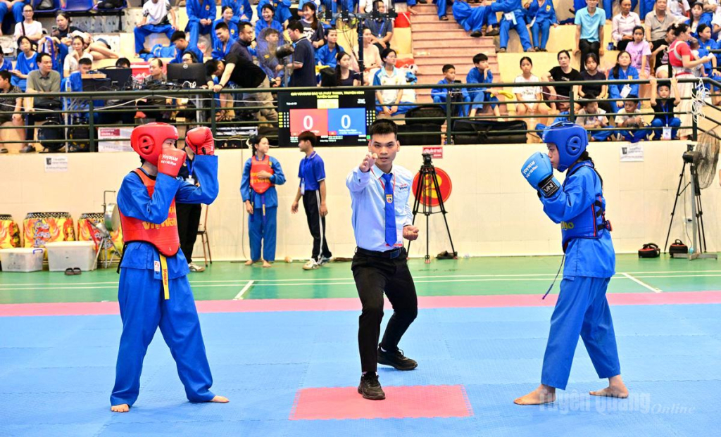 Trọng tài cho các trận đấu bắt đầu.