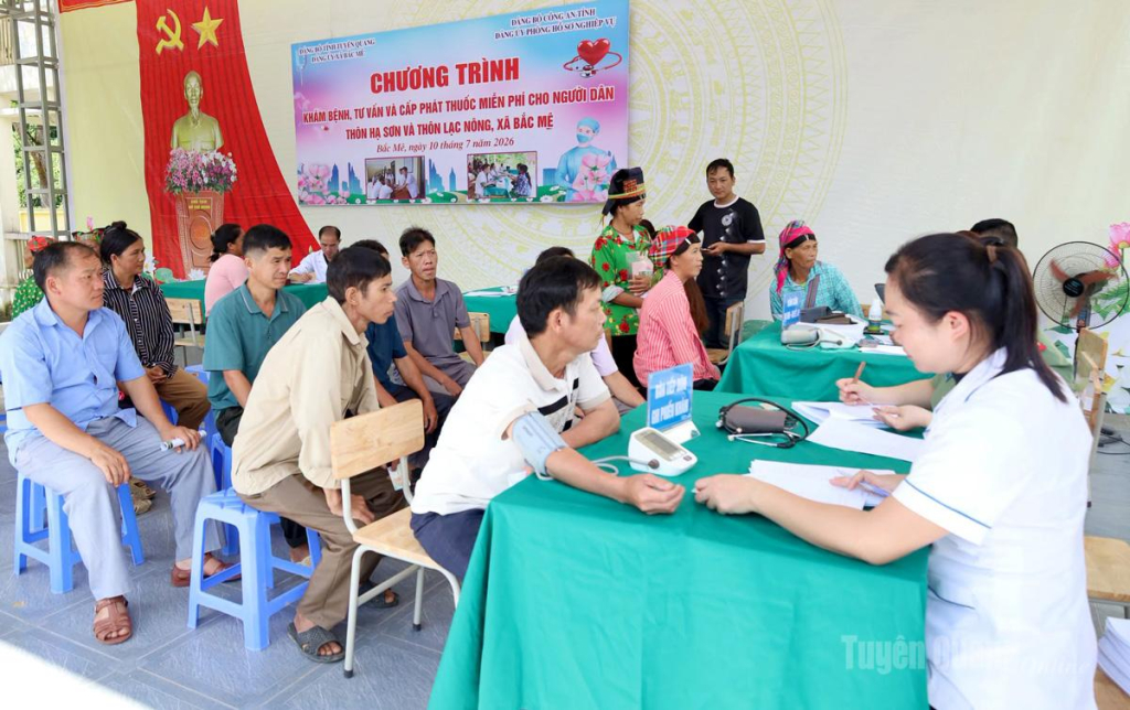Đội ngũ y, bác sĩ của Bệnh viện Đa khoa khu vực Bắc Mê và Trung tâm Y tế khu vực Bắc Mê khám sức khoẻ cho người dân.
