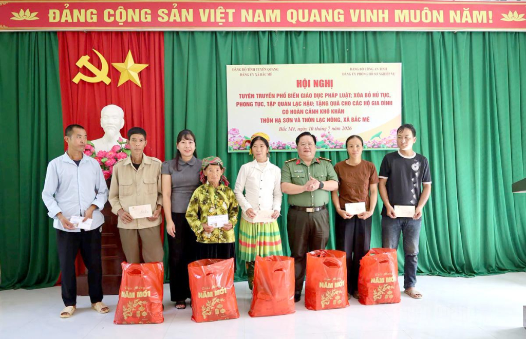 Lãnh đạo Phòng Hồ sơ nghiệp vụ, Công an tỉnh Tuyên Quang trao quà cho các hộ nghèo thôn Hạ Sơn và thôn Lạc Nông.