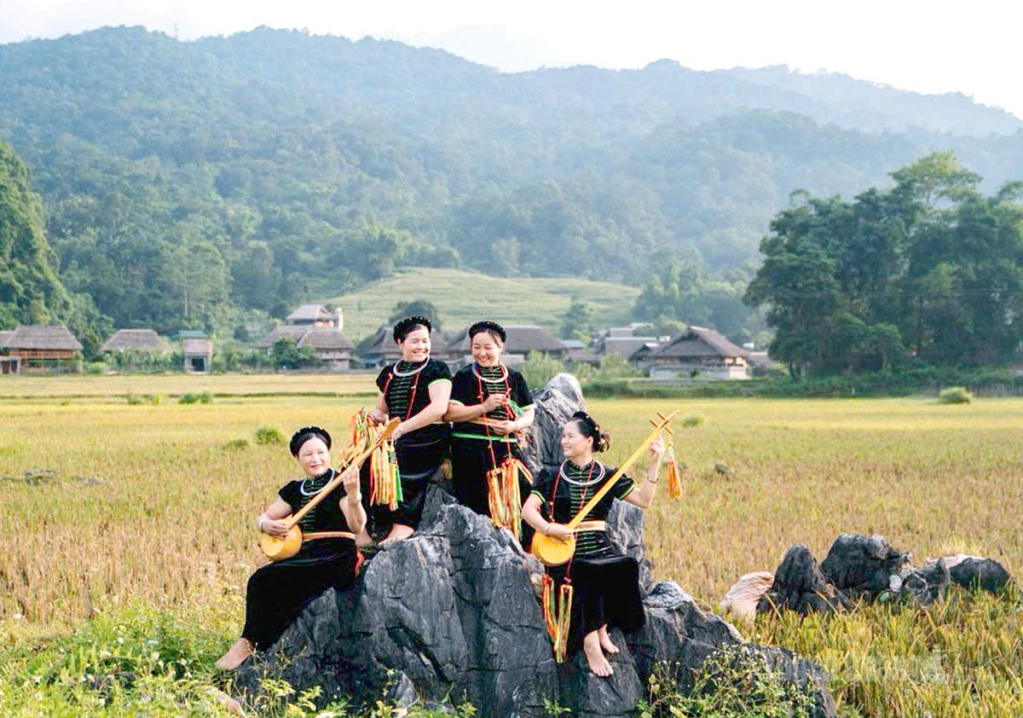 Đội văn nghệ dân gian luyện tập hát Then, đàn Tính.