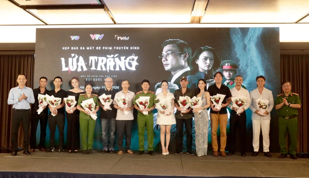 Các diễn viên tại buổi ra mắt phim Lửa trắng.