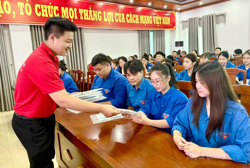 Các đại biểu được phát tài liệu tuyên truyền về “Hành trình đỏ”.