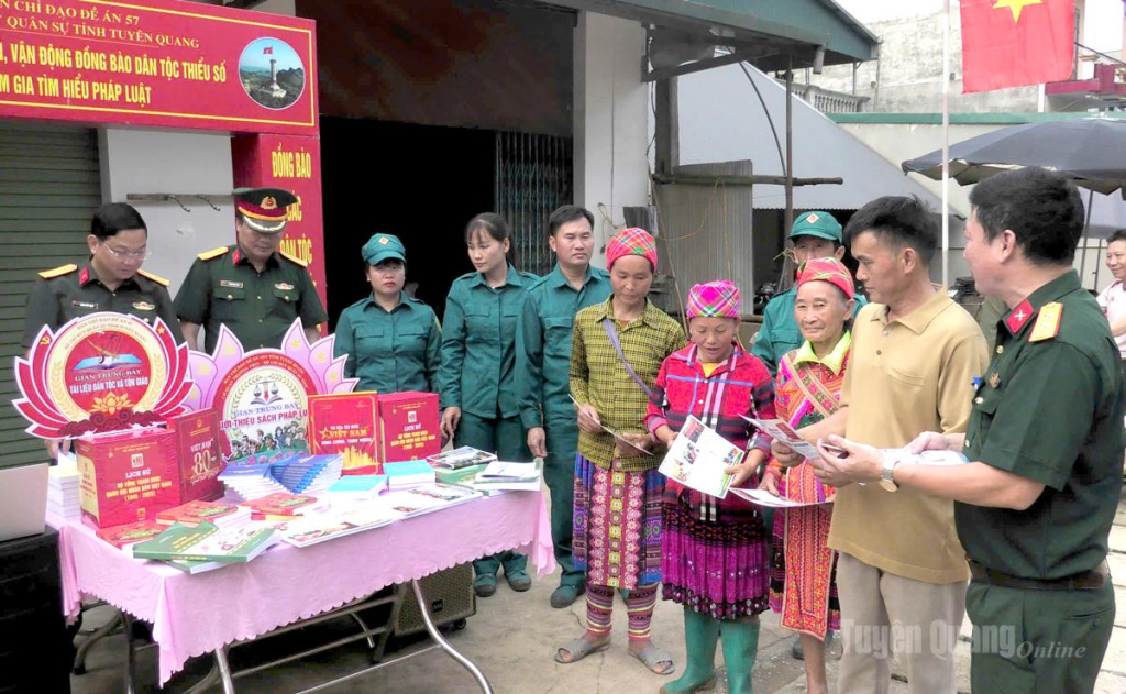 Đông đảo người dân tìm hiểu tài liệu về Chiến dịch 500 ngày đêm.