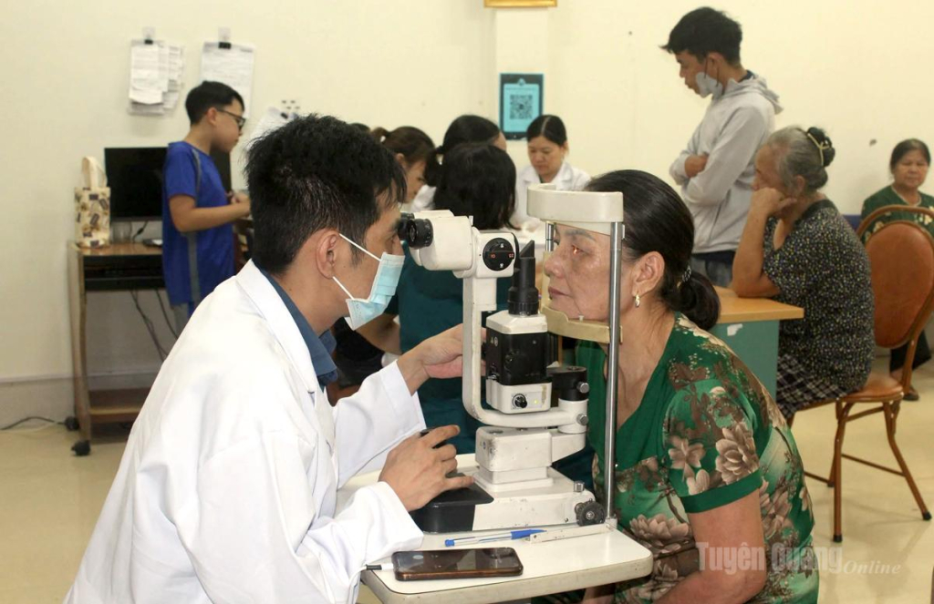 Bác sĩ khám mắt cho người dân.