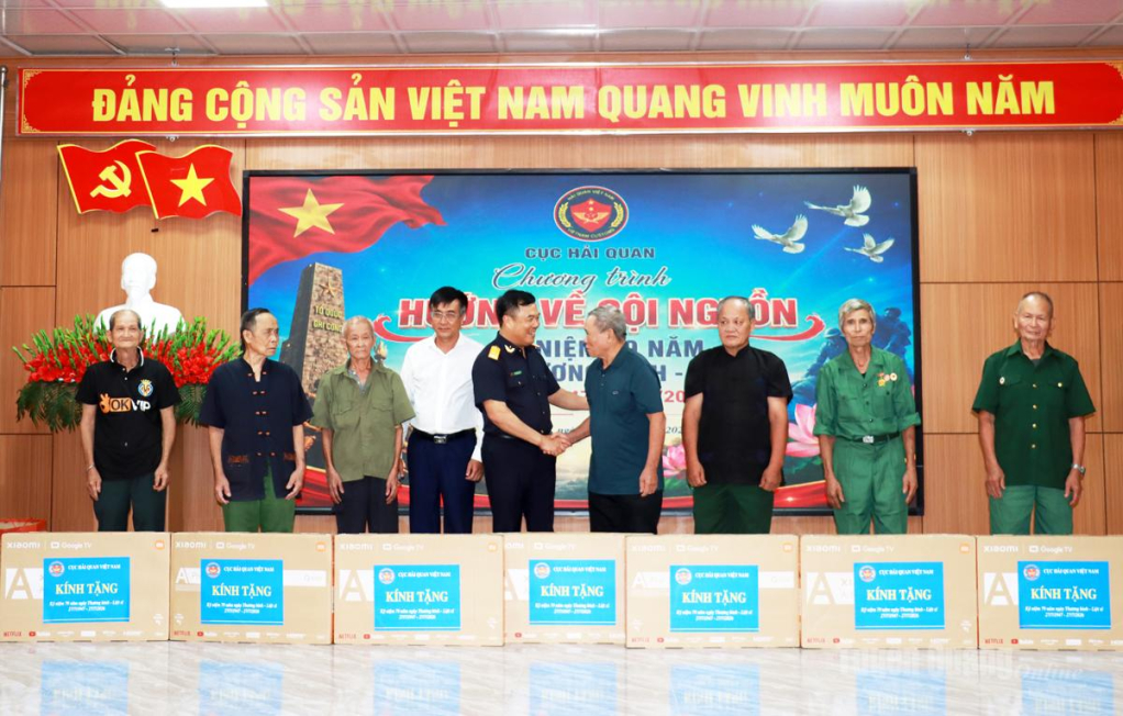 Đồng chí Nguyễn Văn Thọ, Cục trưởng Cục Hải quan Việt Nam tặng quà gia đình chính sách tại xã Thanh Thủy.