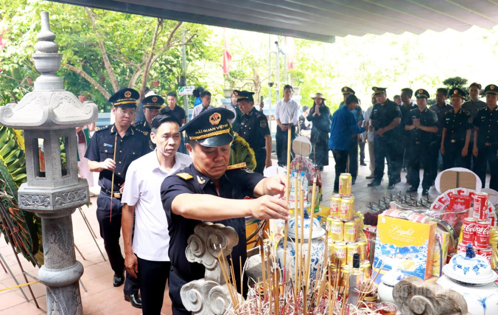 Đoàn công tác Cục Hải quan Việt Nam dâng hương, tri ân, tưởng nhớ các Anh hùng liệt sĩ Mặt trận Vị Xuyên trên Điểm cao 468.