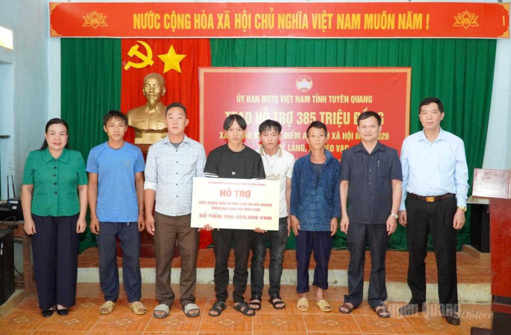 Đoàn công tác trao nguồn hỗ trợ xây dựng nhà ở cho các hộ nghèo thôn Đề Lảng.