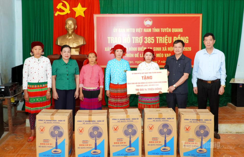 Đoàn trao quà cho 20 hộ gia đình có hoàn cảnh khó khăn.