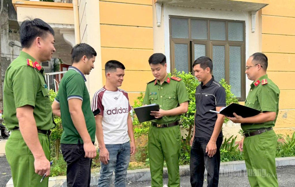 Cán bộ chiến sĩ Văn phòng Cơ quan Cảnh sát điều tra, Công an tỉnh tuyên truyền, vận động người dân chấp hành nghiêm pháp luật và tích cực tham gia tố giác tội phạm.