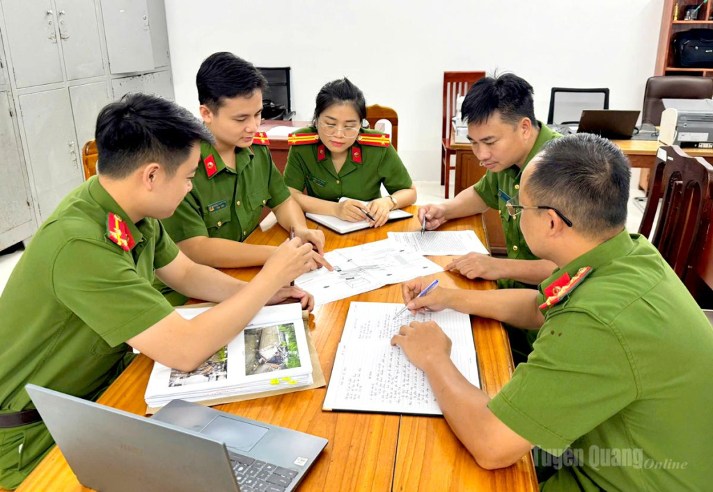 Các điều tra viên Văn phòng Cơ quan Cảnh sát điều tra, Công an tỉnh trao đổi nghiệp vụ.