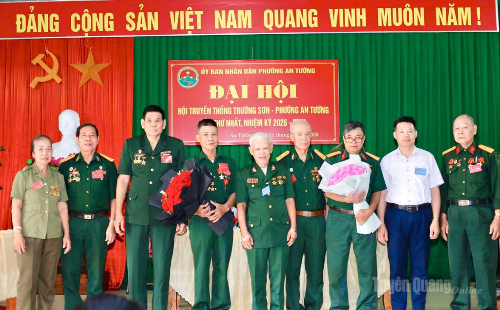 Ban Chấp hành Hội Truyền thống Trường Sơn - Đường Hồ Chí Minh phường An Tường nhiệm kỳ 2026-2031 ra mắt đại hội.