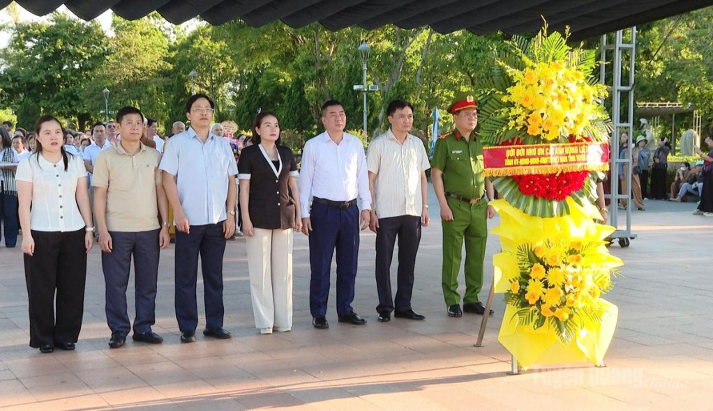 Đoàn Tuyên Quang dâng hương tại Thành cổ Quảng Trị.