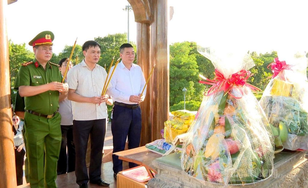 Đồng chí Đỗ Anh Tuấn, Uỷ viên BCH Đảng bộ tỉnh và các thành viên trong đoàn dâng hương.