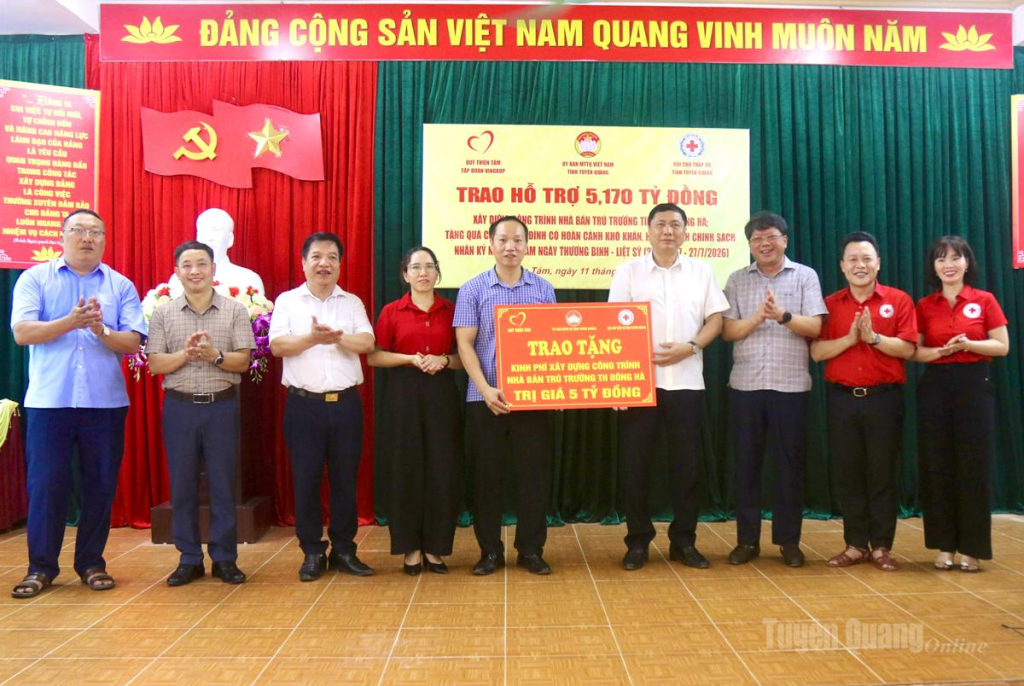 Trưởng Ban Nội chính Tỉnh uỷ Phùng Tiến Quân, Phó Chủ tịch Thường trực Uỷ ban MTTQ tỉnh Hà Trung Kiên và lãnh đạo Hội Chữ thập đỏ tỉnh trao biển tượng trưng 5 tỷ đồng hỗ trợ xây dựng công trình nhà Bán trú trường Tiểu học Đông Hà, xã Lùng Tám.