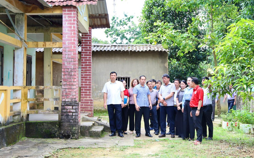 Đoàn khảo sát điểm xây dựng công trình nhà Bán trú trường Tiểu học Đông Hà, xã Lùng Tám.