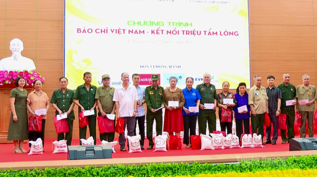 Các đại biểu trao quà các đối tượng chính sách.