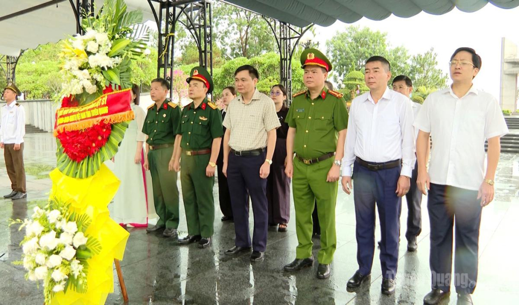 Đoàn dâng hương dâng hoa tri ân các anh hùng liệt sĩ tại Nghĩa trang Đường 9.
