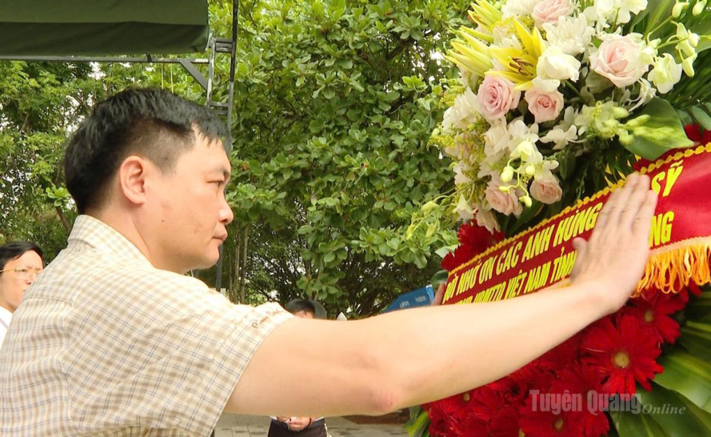 Đồng chí Phó Chủ tịch UBND tỉnh Đỗ Anh Tuấn chỉnh trang vòng hoa trước khi dâng hương dâng hoa tại Nghĩa trang Liệt sĩ Quốc gia Trường Sơn.