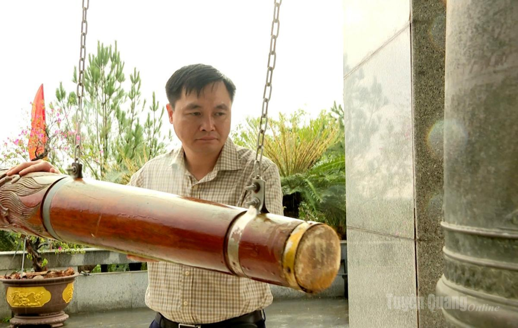 Đồng chí Đỗ Anh Tuấn thỉnh chuộng tại Nghĩa trang Đường 9.
