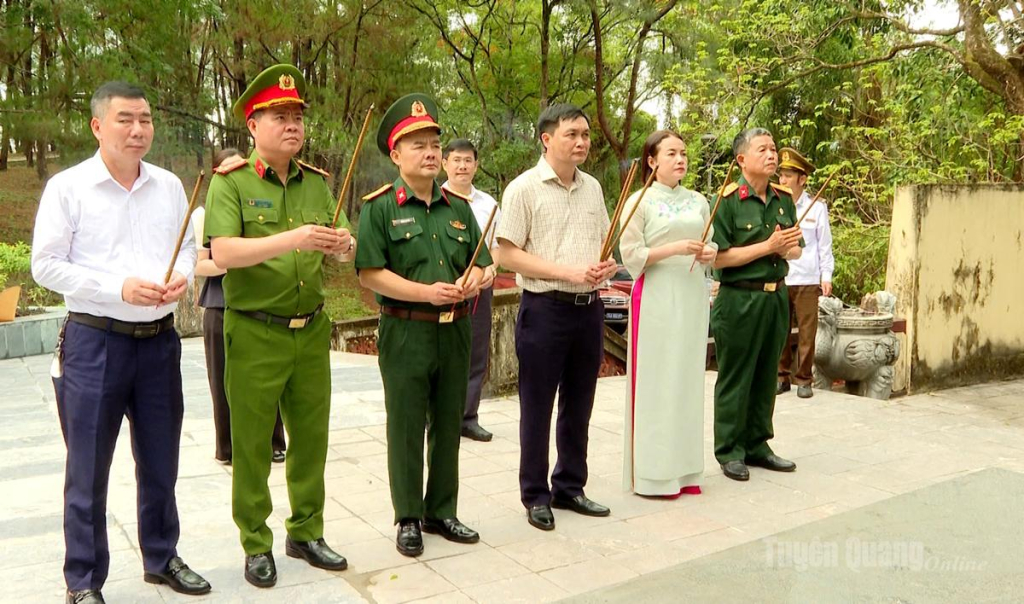 Đoàn công tác dâng hương tại Nghĩa trang Trường Sơn.