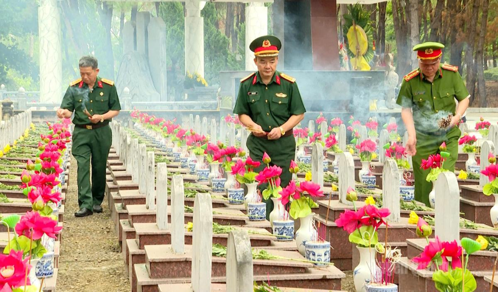 Đoàn Tuyên Quang dâng hương tri ân các Anh hùng liệt sĩ.