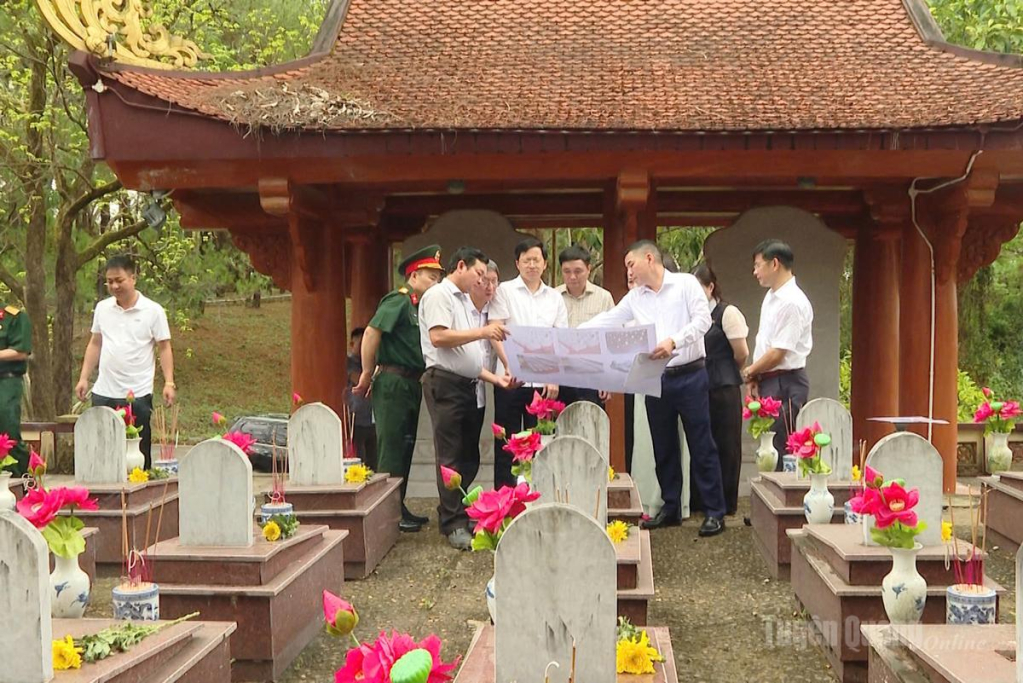 Các thành viên  trong Đoàn công tác của tỉnh đã khảo sát thực tế tại hiện trường, lên kế hoạch tham mưu cho tỉnh phương án tôn tạo, sửa chữa, nâng cấp phần mộ các anh hùng liệt sỹ quê hương Tuyên Quang….