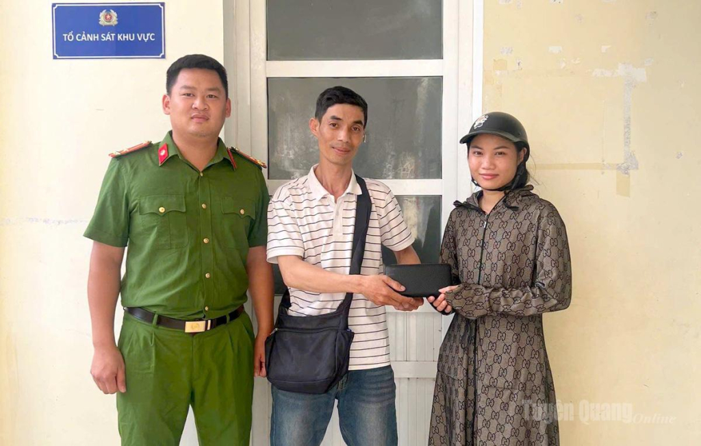 Anh Lương Văn Hiệp và Cán bộ Công an xã Xuân Vân trả lại ví cho chị  Trần Hà Trang.