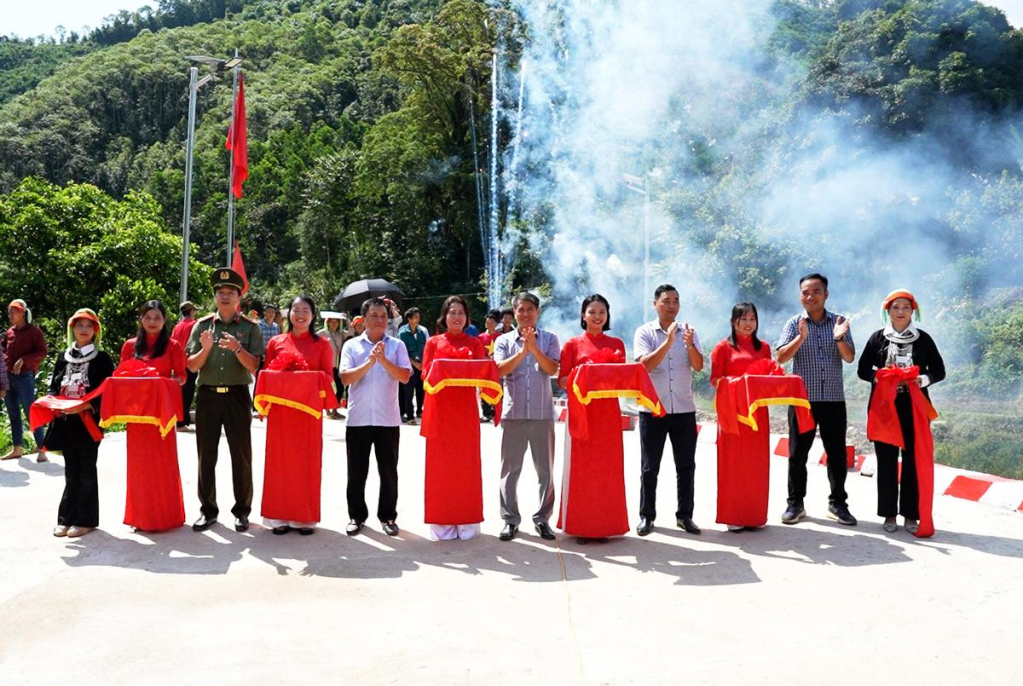 Các đại biểu cắt băng khánh thành công trình cầu tràn và đường bê tông tại xã Ngọc Đường.
