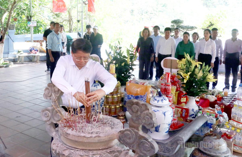 Đồng chí Hà Trung Kiên, Uỷ viên Ban Thường vụ Tỉnh uỷ, Bí thư Đảng ủy Ủy ban MTTQ Việt Nam tỉnh, Phó Chủ tịch Thường trực Uỷ ban MTTQ tỉnh dâng hương tại Đền thờ các Anh hùng liệt sĩ mặt trận Vị Xuyên trên điểm cao 468 thôn Nặm Ngặt.