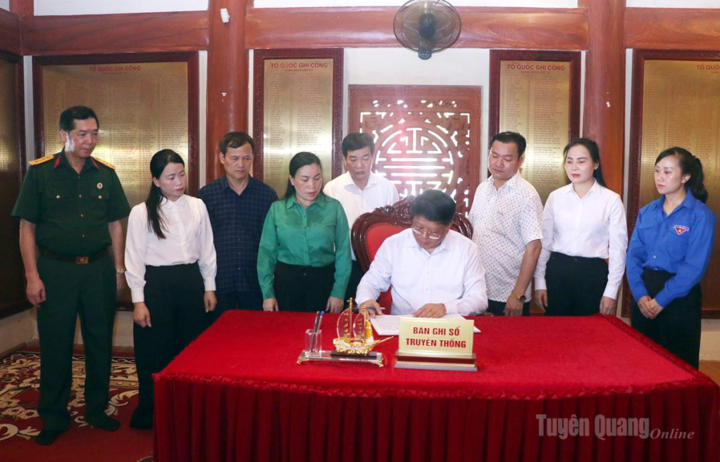 Phó Chủ tịch Thường trực Uỷ ban MTTQ Việt Nam tỉnh Hà trung Kiên ghi Sổ truyền thống tại Nghĩa trang Liệt sĩ Quốc gia Vị Xuyên.