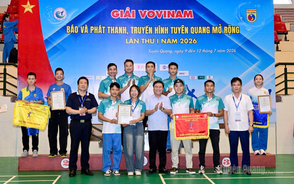 Ban Giám đốc Báo và phát thanh, truyền hình tỉnh trao giải nhất, nhì, ba toàn đoàn.