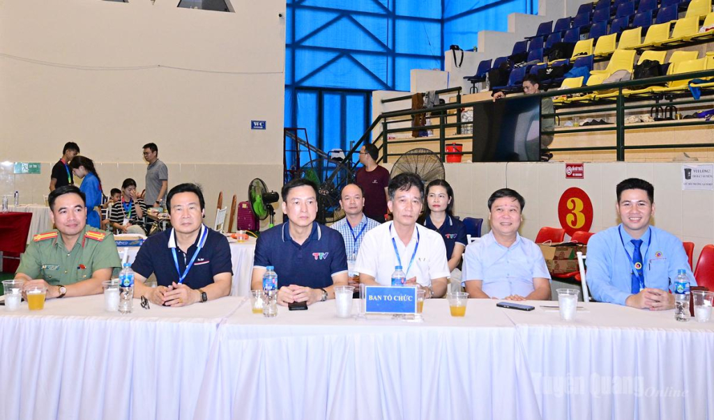Các đại biểu dự lễ bế mạc giải.