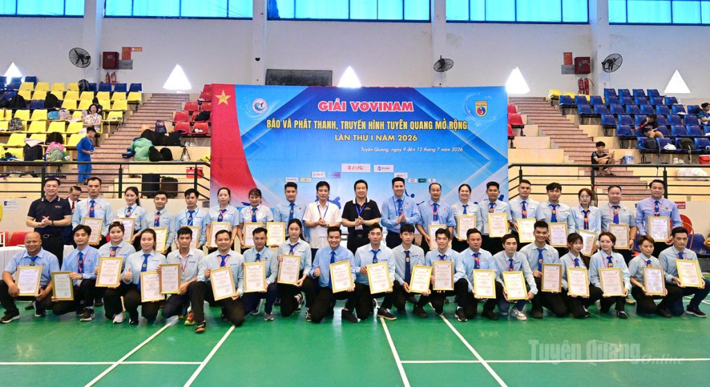 Ban tổ chức trao Giấy chứng nhận cho các trọng tài.