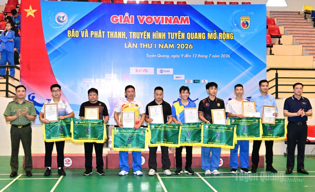Ban tổ chức trao giải Khuyến khích.