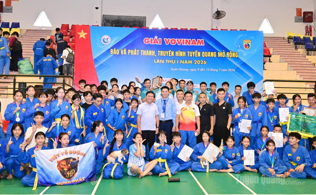 Các đại biểu, ban tổ chức chung vui với các đoàn.