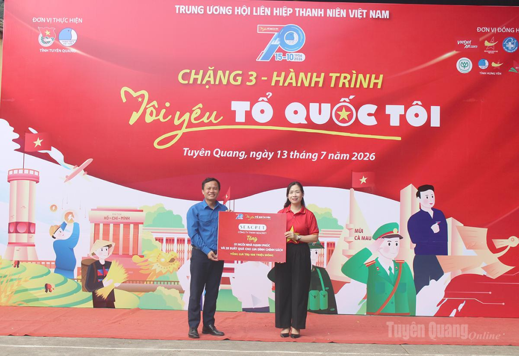 Trao 1 ngôi nhà và 28 suất quà cho gia đình chính sách trị giá 108 triệu đồng.