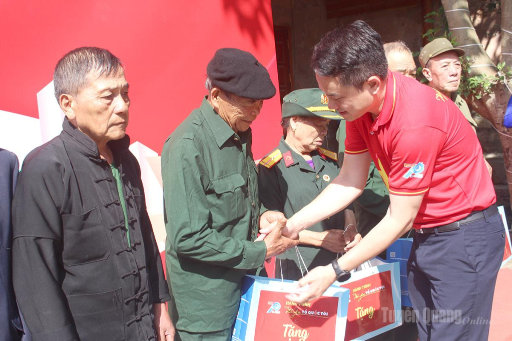 Đồng chí Nguyễn Kim Quy, Bí thư Ban Chấp hành Trung ương Đoàn, Phó Chủ tịch Thường trực Trung ương Hội LHTN Việt Nam trao các suất quà cho người có công với cách mạng nhân ngày Thương binh - Liệt sĩ.
