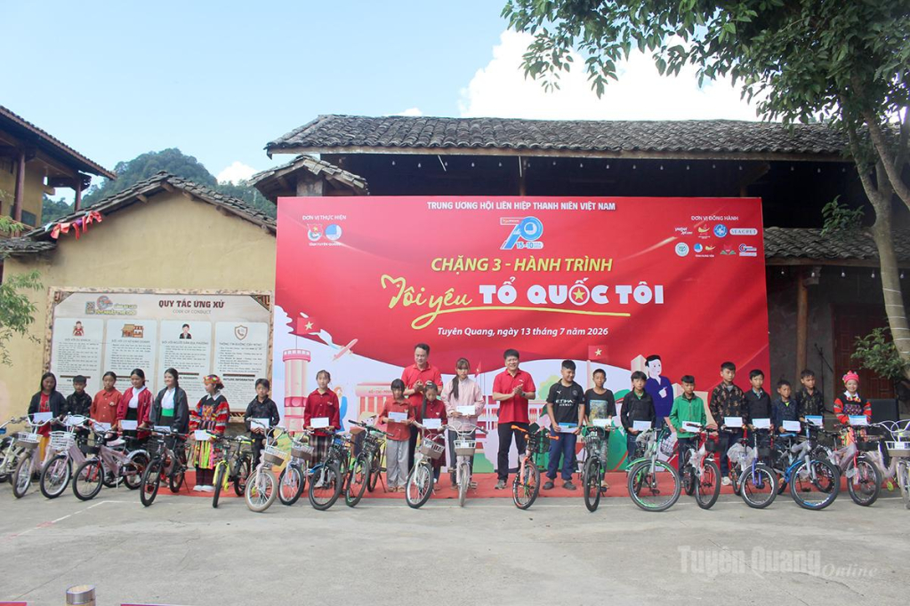 Trao 23 xe đạp cho các em học sinh có hoàn cảnh khó khăn trên địa bàn xã Lũng Cú.