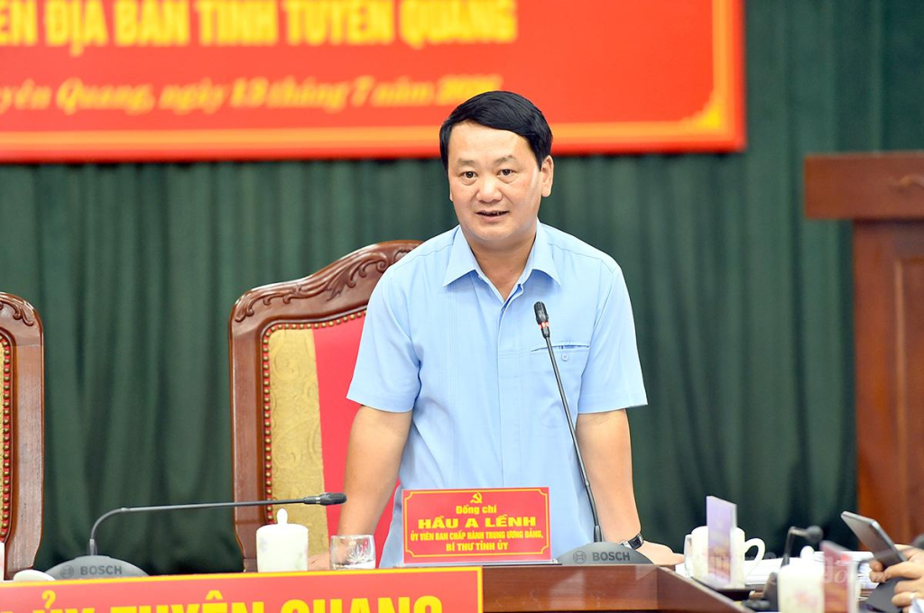 Đồng chí Bí thư Tỉnh ủy Hầu A Lềnh phát biểu tại buổi làm việc.