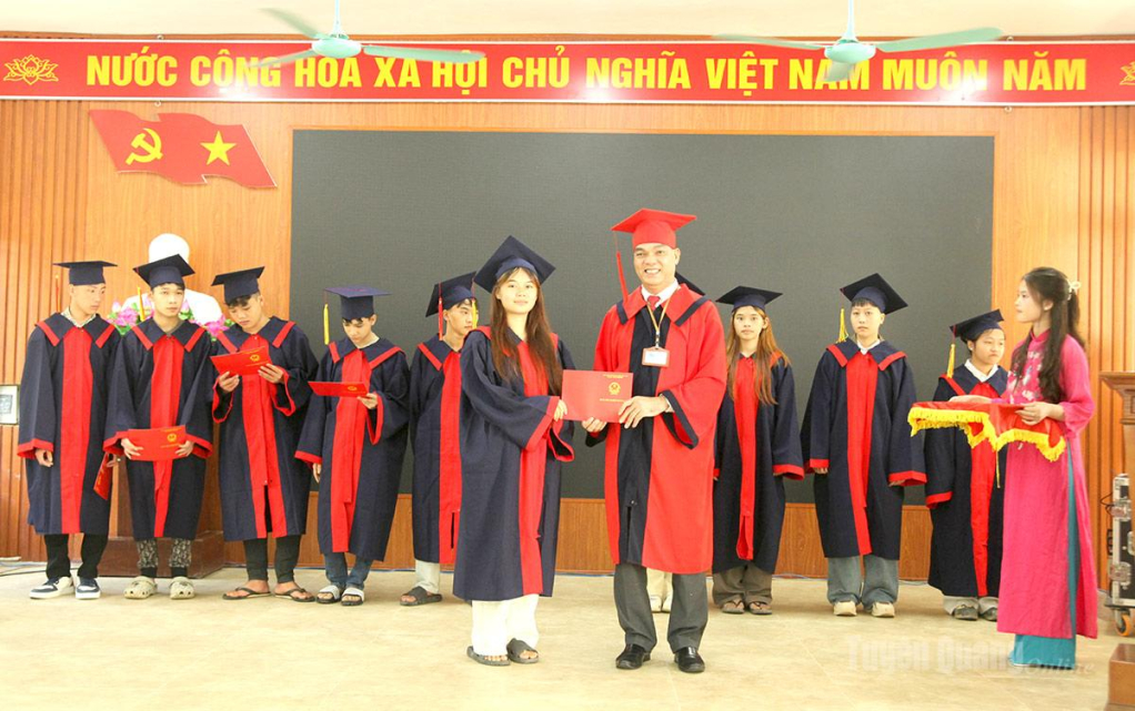 Lãnh đạo Trường Cao đẳng Tuyên Quang trao bằng tốt nghiệp cho các học sinh trung cấp K18.