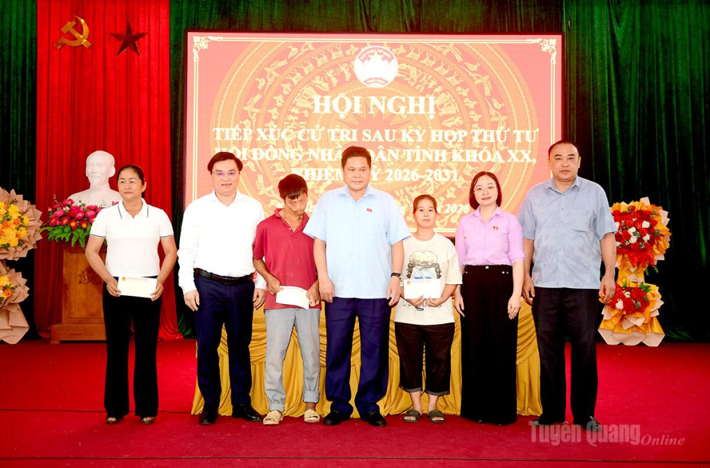 Đại biểu HĐND tỉnh tặng quà cho các gia đình có hoàn cảnh khó khăn trên địa bàn xã Kim Bình.