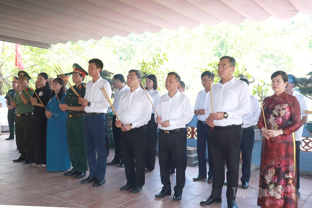 Các đại biểu dành phút mặc niệm tưởng nhớ các Anh hùng liệt sĩ tại Đền thờ các Anh hùng liệt sĩ trên Điểm cao 468.