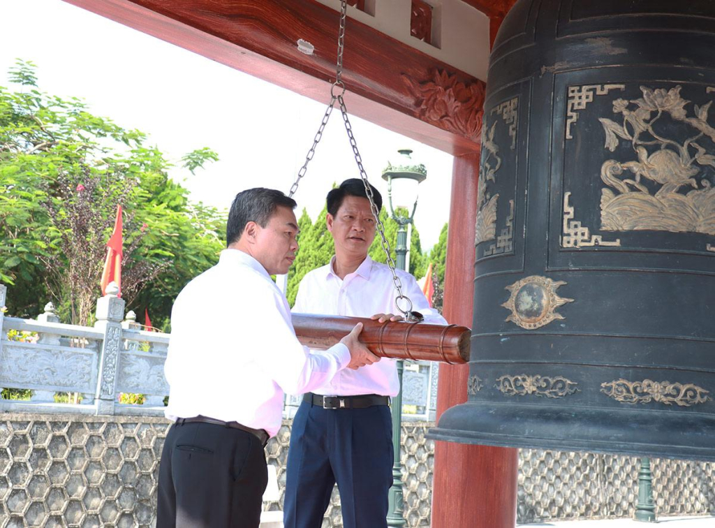 Phó Bí thư Tỉnh ủy, Chủ tịch Ủy ban MTTQ tỉnh Tuyên Quang Ma Thế Hồng và Phó Bí thư Tỉnh ủy, Chủ tịch Ủy ban MTTQ tỉnh Lào Cai Nguyễn Thế Phước thực hiện nghi thức thỉnh chuông tại Nghĩa trang Liệt sĩ Quốc gia Vị Xuyên.