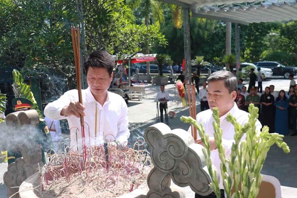 Đồng chí Ma Thế Hồng, Phó Bí thư Tỉnh ủy, Chủ tịch Ủy ban MTTQ tỉnh Tuyên Quang và đồng chí Nguyễn Thế Phước, Phó Bí thư Tỉnh ủy, Chủ tịch Ủy ban MTTQ tỉnh Lào Cai dâng hương, tri ân các Anh hùng liệt sĩ tại Nghĩa trang Liệt sĩ Quốc gia Vị Xuyên.
